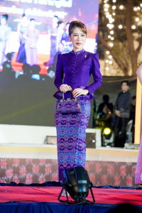 ร่วมพิธีเปิดและเดินแบบแฟชั่นโชว์กิจกรรมการแสดงศักยภาพและสื่อสารภาพลักษณ์แฟชั่นผ้าไทย