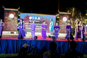 ร่วมพิธีเปิดและเดินแบบแฟชั่นโชว์กิจกรรมการแสดงศักยภาพและสื่อสารภาพลักษณ์แฟชั่นผ้าไทย