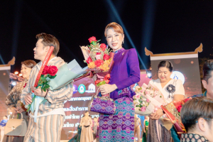 ร่วมพิธีเปิดและเดินแบบแฟชั่นโชว์กิจกรรมการแสดงศักยภาพและสื่อสารภาพลักษณ์แฟชั่นผ้าไทย