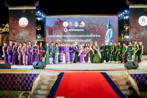 ร่วมพิธีเปิดและเดินแบบแฟชั่นโชว์กิจกรรมการแสดงศักยภาพและสื่อสารภาพลักษณ์แฟชั่นผ้าไทย