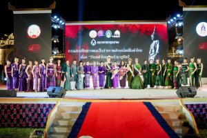 ร่วมพิธีเปิดและเดินแบบแฟชั่นโชว์กิจกรรมการแสดงศักยภาพและสื่อสารภาพลักษณ์แฟชั่นผ้าไทย