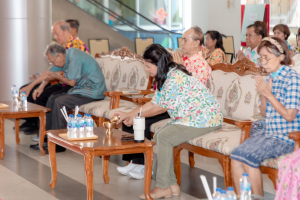 ร่วมงานทำบุญกลางบ้าน 