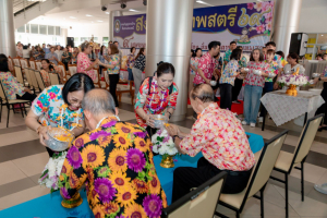 ร่วมงานทำบุญกลางบ้าน 