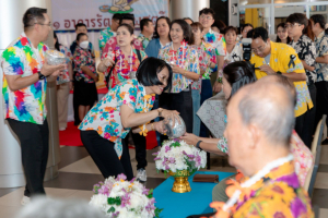 ร่วมงานทำบุญกลางบ้าน 