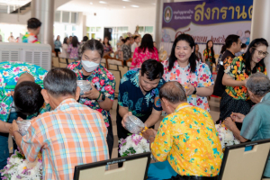 ร่วมงานทำบุญกลางบ้าน 