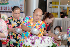 ร่วมงานทำบุญกลางบ้าน 