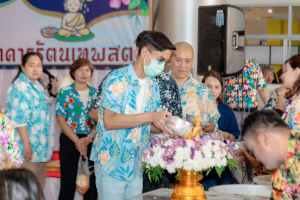 ร่วมงานทำบุญกลางบ้าน 