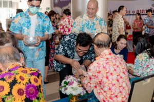 ร่วมงานทำบุญกลางบ้าน 