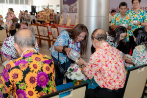 ร่วมงานทำบุญกลางบ้าน 