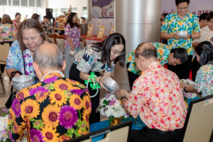 ร่วมงานทำบุญกลางบ้าน 