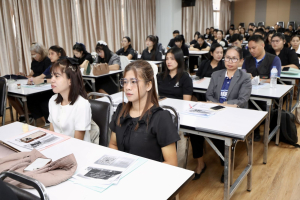 โครงการอบรมเชิงปฏิบัติการเพื่อพัฒนาครูให้ขับเคลื่อนนักเรียนให้มีความฉลาดรู้ตามรูปแบบนวัตกรรมหลักสูตรและการจัดการเรียนรู้ เพื่อเสริมสร้างคุณลักษณะ 4 ประการ