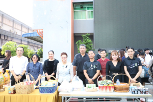 ร่วมพิธีทำบุญตักบาตรถวายเป็นพระราชกุศล เนื่องในวันคล้ายวันพระราชสมภพ สมเด็จพระนางเจ้าสิริกิติ์ พระบรมราชินีนาถ พระบรมราชชนนีพันปีหลวง และวันแม่แห่งชาติ