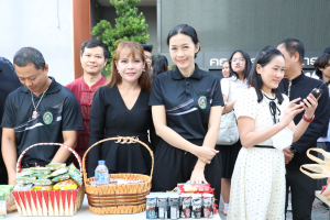 ร่วมพิธีทำบุญตักบาตรถวายเป็นพระราชกุศล เนื่องในวันคล้ายวันพระราชสมภพ สมเด็จพระนางเจ้าสิริกิติ์ พระบรมราชินีนาถ พระบรมราชชนนีพันปีหลวง และวันแม่แห่งชาติ