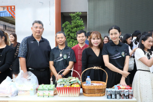 ร่วมพิธีทำบุญตักบาตรถวายเป็นพระราชกุศล เนื่องในวันคล้ายวันพระราชสมภพ สมเด็จพระนางเจ้าสิริกิติ์ พระบรมราชินีนาถ พระบรมราชชนนีพันปีหลวง และวันแม่แห่งชาติ