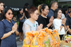 ร่วมพิธีทำบุญตักบาตรถวายเป็นพระราชกุศล เนื่องในวันคล้ายวันพระราชสมภพ สมเด็จพระนางเจ้าสิริกิติ์ พระบรมราชินีนาถ พระบรมราชชนนีพันปีหลวง และวันแม่แห่งชาติ