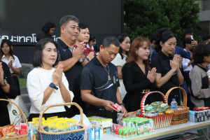 ร่วมพิธีทำบุญตักบาตรถวายเป็นพระราชกุศล เนื่องในวันคล้ายวันพระราชสมภพ สมเด็จพระนางเจ้าสิริกิติ์ พระบรมราชินีนาถ พระบรมราชชนนีพันปีหลวง และวันแม่แห่งชาติ