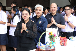ร่วมพิธีทำบุญตักบาตรถวายเป็นพระราชกุศล เนื่องในวันคล้ายวันพระราชสมภพ สมเด็จพระนางเจ้าสิริกิติ์ พระบรมราชินีนาถ พระบรมราชชนนีพันปีหลวง และวันแม่แห่งชาติ