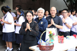 ร่วมพิธีทำบุญตักบาตรถวายเป็นพระราชกุศล เนื่องในวันคล้ายวันพระราชสมภพ สมเด็จพระนางเจ้าสิริกิติ์ พระบรมราชินีนาถ พระบรมราชชนนีพันปีหลวง และวันแม่แห่งชาติ