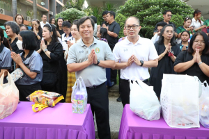 ร่วมพิธีทำบุญตักบาตรถวายเป็นพระราชกุศล เนื่องในวันคล้ายวันพระราชสมภพ สมเด็จพระนางเจ้าสิริกิติ์ พระบรมราชินีนาถ พระบรมราชชนนีพันปีหลวง และวันแม่แห่งชาติ
