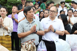 ร่วมพิธีทำบุญตักบาตรถวายเป็นพระราชกุศล เนื่องในวันคล้ายวันพระราชสมภพ สมเด็จพระนางเจ้าสิริกิติ์ พระบรมราชินีนาถ พระบรมราชชนนีพันปีหลวง และวันแม่แห่งชาติ