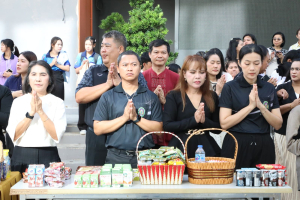 ร่วมพิธีทำบุญตักบาตรถวายเป็นพระราชกุศล เนื่องในวันคล้ายวันพระราชสมภพ สมเด็จพระนางเจ้าสิริกิติ์ พระบรมราชินีนาถ พระบรมราชชนนีพันปีหลวง และวันแม่แห่งชาติ
