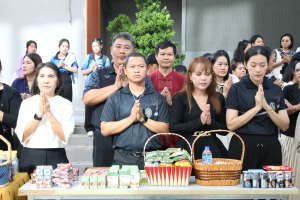 ร่วมพิธีทำบุญตักบาตรถวายเป็นพระราชกุศล เนื่องในวันคล้ายวันพระราชสมภพ สมเด็จพระนางเจ้าสิริกิติ์ พระบรมราชินีนาถ พระบรมราชชนนีพันปีหลวง และวันแม่แห่งชาติ