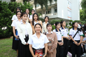 ร่วมพิธีทำบุญตักบาตรถวายเป็นพระราชกุศล เนื่องในวันคล้ายวันพระราชสมภพ สมเด็จพระนางเจ้าสิริกิติ์ พระบรมราชินีนาถ พระบรมราชชนนีพันปีหลวง และวันแม่แห่งชาติ