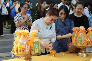 ร่วมพิธีทำบุญตักบาตรถวายเป็นพระราชกุศล เนื่องในวันคล้ายวันพระราชสมภพ สมเด็จพระนางเจ้าสิริกิติ์ พระบรมราชินีนาถ พระบรมราชชนนีพันปีหลวง และวันแม่แห่งชาติ