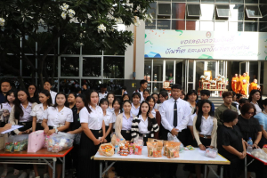 ร่วมพิธีทำบุญตักบาตรถวายเป็นพระราชกุศล เนื่องในวันคล้ายวันพระราชสมภพ สมเด็จพระนางเจ้าสิริกิติ์ พระบรมราชินีนาถ พระบรมราชชนนีพันปีหลวง และวันแม่แห่งชาติ