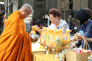 ร่วมพิธีทำบุญตักบาตรถวายเป็นพระราชกุศล เนื่องในวันคล้ายวันพระราชสมภพ สมเด็จพระนางเจ้าสิริกิติ์ พระบรมราชินีนาถ พระบรมราชชนนีพันปีหลวง และวันแม่แห่งชาติ