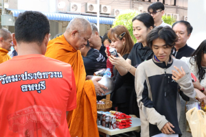 ร่วมพิธีทำบุญตักบาตรถวายเป็นพระราชกุศล เนื่องในวันคล้ายวันพระราชสมภพ สมเด็จพระนางเจ้าสิริกิติ์ พระบรมราชินีนาถ พระบรมราชชนนีพันปีหลวง และวันแม่แห่งชาติ