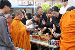 ร่วมพิธีทำบุญตักบาตรถวายเป็นพระราชกุศล เนื่องในวันคล้ายวันพระราชสมภพ สมเด็จพระนางเจ้าสิริกิติ์ พระบรมราชินีนาถ พระบรมราชชนนีพันปีหลวง และวันแม่แห่งชาติ