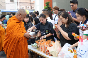 ร่วมพิธีทำบุญตักบาตรถวายเป็นพระราชกุศล เนื่องในวันคล้ายวันพระราชสมภพ สมเด็จพระนางเจ้าสิริกิติ์ พระบรมราชินีนาถ พระบรมราชชนนีพันปีหลวง และวันแม่แห่งชาติ