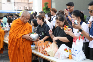 ร่วมพิธีทำบุญตักบาตรถวายเป็นพระราชกุศล เนื่องในวันคล้ายวันพระราชสมภพ สมเด็จพระนางเจ้าสิริกิติ์ พระบรมราชินีนาถ พระบรมราชชนนีพันปีหลวง และวันแม่แห่งชาติ