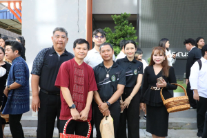 ร่วมพิธีทำบุญตักบาตรถวายเป็นพระราชกุศล เนื่องในวันคล้ายวันพระราชสมภพ สมเด็จพระนางเจ้าสิริกิติ์ พระบรมราชินีนาถ พระบรมราชชนนีพันปีหลวง และวันแม่แห่งชาติ
