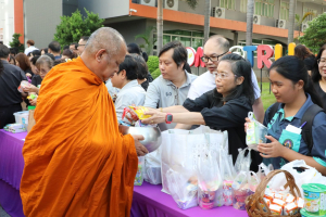 ร่วมพิธีทำบุญตักบาตรถวายเป็นพระราชกุศล เนื่องในวันคล้ายวันพระราชสมภพ สมเด็จพระนางเจ้าสิริกิติ์ พระบรมราชินีนาถ พระบรมราชชนนีพันปีหลวง และวันแม่แห่งชาติ