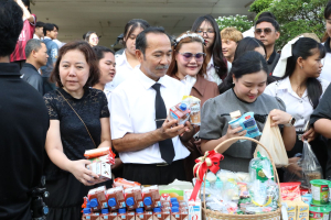 ร่วมพิธีทำบุญตักบาตรถวายเป็นพระราชกุศล เนื่องในวันคล้ายวันพระราชสมภพ สมเด็จพระนางเจ้าสิริกิติ์ พระบรมราชินีนาถ พระบรมราชชนนีพันปีหลวง และวันแม่แห่งชาติ