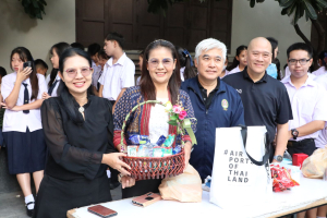 ร่วมพิธีทำบุญตักบาตรถวายเป็นพระราชกุศล เนื่องในวันคล้ายวันพระราชสมภพ สมเด็จพระนางเจ้าสิริกิติ์ พระบรมราชินีนาถ พระบรมราชชนนีพันปีหลวง และวันแม่แห่งชาติ