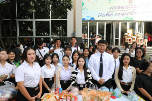 ร่วมพิธีทำบุญตักบาตรถวายเป็นพระราชกุศล เนื่องในวันคล้ายวันพระราชสมภพ สมเด็จพระนางเจ้าสิริกิติ์ พระบรมราชินีนาถ พระบรมราชชนนีพันปีหลวง และวันแม่แห่งชาติ