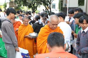 ร่วมพิธีทำบุญตักบาตรถวายเป็นพระราชกุศล เนื่องในวันคล้ายวันพระราชสมภพ สมเด็จพระนางเจ้าสิริกิติ์ พระบรมราชินีนาถ พระบรมราชชนนีพันปีหลวง และวันแม่แห่งชาติ
