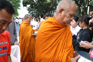 ร่วมพิธีทำบุญตักบาตรถวายเป็นพระราชกุศล เนื่องในวันคล้ายวันพระราชสมภพ สมเด็จพระนางเจ้าสิริกิติ์ พระบรมราชินีนาถ พระบรมราชชนนีพันปีหลวง และวันแม่แห่งชาติ