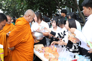 ร่วมพิธีทำบุญตักบาตรถวายเป็นพระราชกุศล เนื่องในวันคล้ายวันพระราชสมภพ สมเด็จพระนางเจ้าสิริกิติ์ พระบรมราชินีนาถ พระบรมราชชนนีพันปีหลวง และวันแม่แห่งชาติ