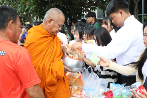 ร่วมพิธีทำบุญตักบาตรถวายเป็นพระราชกุศล เนื่องในวันคล้ายวันพระราชสมภพ สมเด็จพระนางเจ้าสิริกิติ์ พระบรมราชินีนาถ พระบรมราชชนนีพันปีหลวง และวันแม่แห่งชาติ
