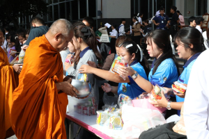 ร่วมพิธีทำบุญตักบาตรถวายเป็นพระราชกุศล เนื่องในวันคล้ายวันพระราชสมภพ สมเด็จพระนางเจ้าสิริกิติ์ พระบรมราชินีนาถ พระบรมราชชนนีพันปีหลวง และวันแม่แห่งชาติ