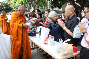 ร่วมพิธีทำบุญตักบาตรถวายเป็นพระราชกุศล เนื่องในวันคล้ายวันพระราชสมภพ สมเด็จพระนางเจ้าสิริกิติ์ พระบรมราชินีนาถ พระบรมราชชนนีพันปีหลวง และวันแม่แห่งชาติ