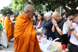 ร่วมพิธีทำบุญตักบาตรถวายเป็นพระราชกุศล เนื่องในวันคล้ายวันพระราชสมภพ สมเด็จพระนางเจ้าสิริกิติ์ พระบรมราชินีนาถ พระบรมราชชนนีพันปีหลวง และวันแม่แห่งชาติ