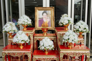 ร่วมพิธีทำบุญตักบาตรถวายเป็นพระราชกุศล เนื่องในวันคล้ายวันพระราชสมภพ สมเด็จพระนางเจ้าสิริกิติ์ พระบรมราชินีนาถ พระบรมราชชนนีพันปีหลวง และวันแม่แห่งชาติ