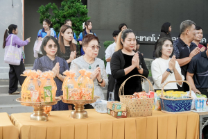 ร่วมพิธีทำบุญตักบาตรถวายเป็นพระราชกุศล เนื่องในวันคล้ายวันพระราชสมภพ สมเด็จพระนางเจ้าสิริกิติ์ พระบรมราชินีนาถ พระบรมราชชนนีพันปีหลวง และวันแม่แห่งชาติ