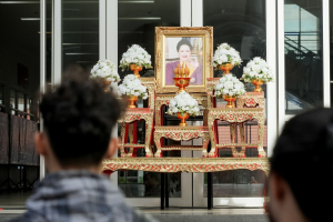 ร่วมพิธีทำบุญตักบาตรถวายเป็นพระราชกุศล เนื่องในวันคล้ายวันพระราชสมภพ สมเด็จพระนางเจ้าสิริกิติ์ พระบรมราชินีนาถ พระบรมราชชนนีพันปีหลวง และวันแม่แห่งชาติ