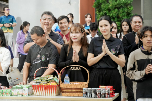 ร่วมพิธีทำบุญตักบาตรถวายเป็นพระราชกุศล เนื่องในวันคล้ายวันพระราชสมภพ สมเด็จพระนางเจ้าสิริกิติ์ พระบรมราชินีนาถ พระบรมราชชนนีพันปีหลวง และวันแม่แห่งชาติ